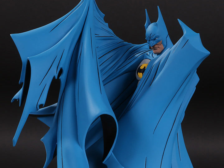 DC Direct ~ BATMAN STATUE (V.3 - COLOR) ~ Todd McFarlane Design ~ Black & White Series